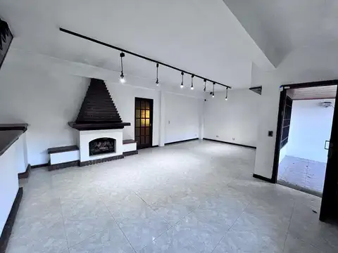 Casa en  venta de 4 ambientes con patio, parrilla y cochera - Wilde