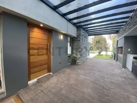 Casa en Alquiler con 1 cochera