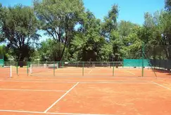 Actividades deportivas futbol, tenis, equitacion en el Country Club, Los Puentes
