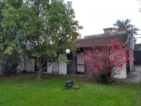 Casa en  venta edificada sobre 3 lotes en G. de Laferrere