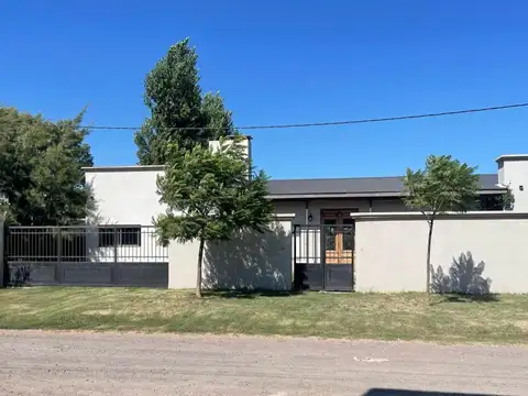 Moderna casa sobre lote dos lotes