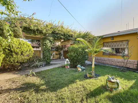 Venta CASA EN LOTE PROPIO 10 X 30 – 3 AMBIENTES – QUINCHO   JARDÍN   2 COCHERAS – APTO CRÉDITO