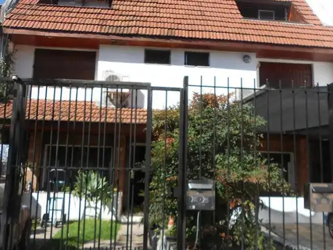 Amplio Chalet 4 Dormitorios con Jardín y Pileta - Villa Mart