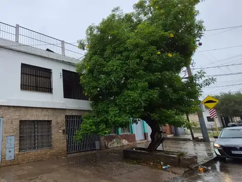 VENTA 2 CASAS DE 3 DORMITORIOS Y PATIO EN B YAPEYU