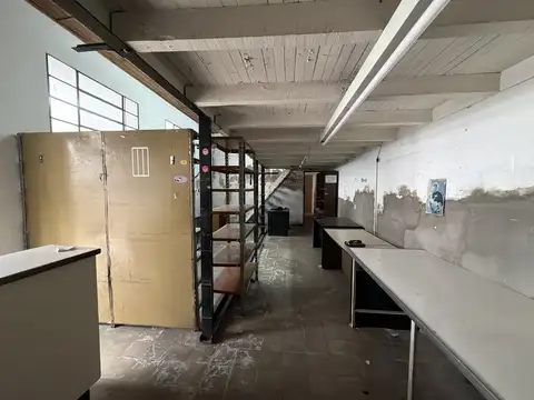Amplio galpon con local oficinas y entrada para camionetas