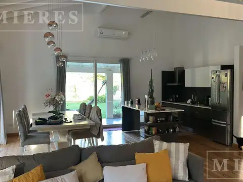 Casa 3 ambientes con 2 baños