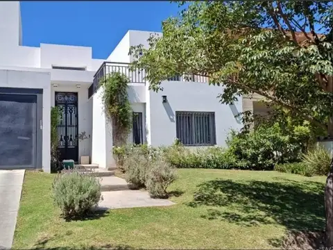 CASA DE CATEGORIA EN RIBERAS DE MANANTIALES 4 DORMITORIOS