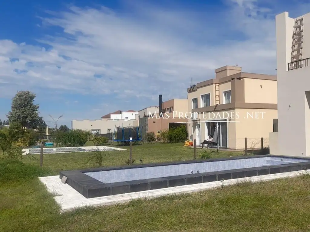 Casa en Venta - 4 dormitorios - USD 464.999