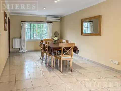 Muy linda casa desarrollada en 3 plantas en venta en Beccar.