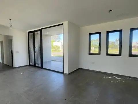 Casa en Venta con 4 cocheras