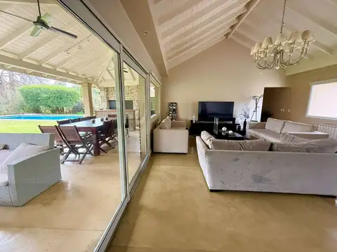 Casa en Venta con 4 cocheras