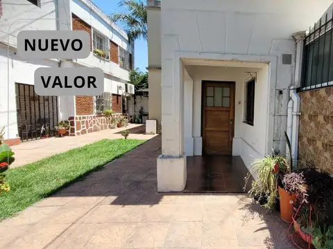 Casa tipo dúplex tres ambientes con patio apto crédito en Venta- Morón