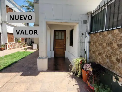Casa tipo dúplex tres ambientes con patio apto crédito en Venta- Morón