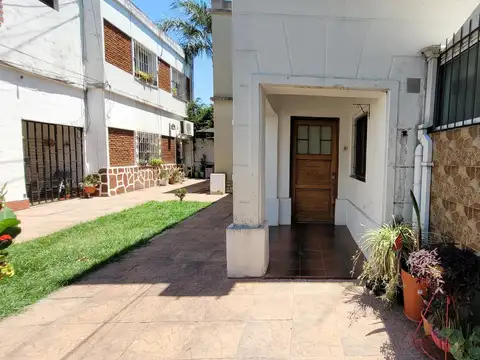 Casa tipo dúplex tres ambientes con patio en Venta- Morón