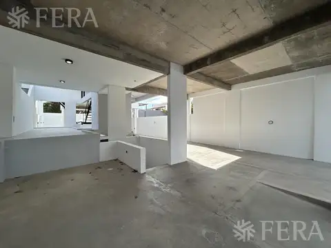 Venta departamento 3 ambientes con balcón, baulera y espacio guardacoche en Bernal Este