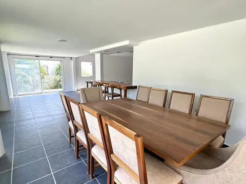 Casa en Alquiler con 2 cocheras