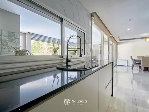Casa en Venta con 2 cocheras