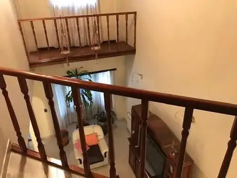 CHALET 4 AMBIENTES CON COCHERAS Y JARDIN