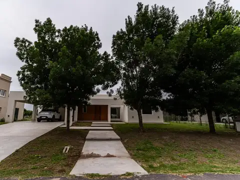 Casa a estrenar a la venta en barrio cerrado La Concepcion