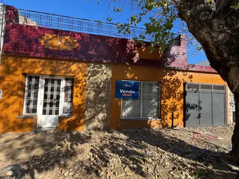 Casa en  venta de cuatro ambientes con patio y terraza. Villa Libertad