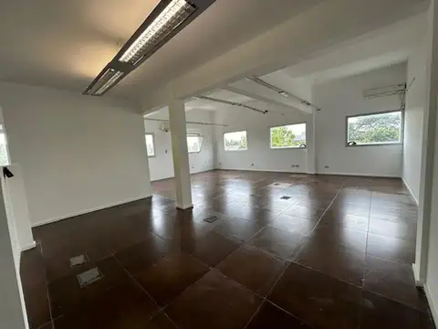 Oficina en Alquiler con 4 cocheras