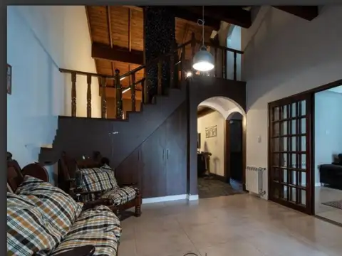 Casa en Venta con 2 cocheras