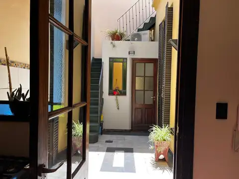 DUEÑO DIRECTO. Excelente PH de 3 ambientes de 100 metros totales! Zona Plaza Irlanda. SIN EXPENSAS 