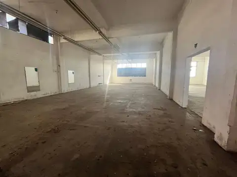 Oficina en Alquiler con 8 cocheras