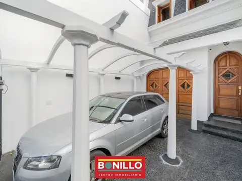 Casa en Venta con 2 cocheras