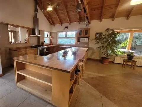 Casa en Alquiler con 2 cocheras