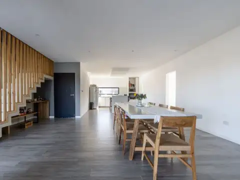 Casa en Alquiler con 2 cocheras