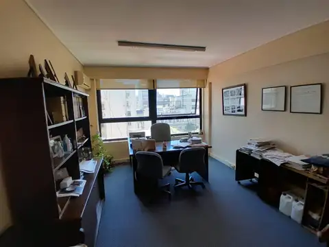 Oficina en tribunales, piso alto. Muy luminosa.