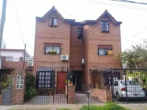 TRIPLEX 5 AMBIENTES CON COCHERA