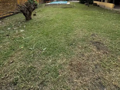 Casa 5 ambientes en venta en Burzaco con Pileta 