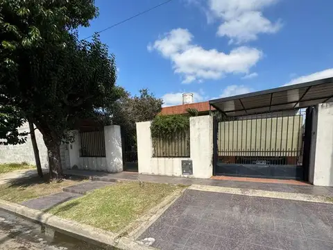 Casa 5 ambientes en venta en Burzaco con Pileta 