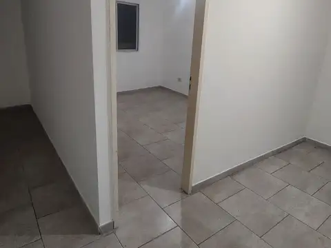 2 ambientes. Ajuste semestral y servicios incluidos.