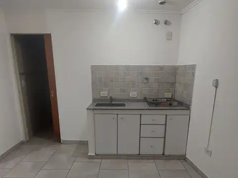 2 ambientes. Ajuste semestral y servicios incluidos.