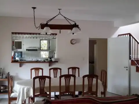 Casa 4 ambientes con 2 baños