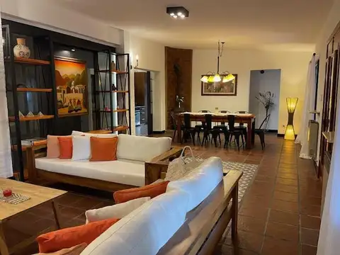 Casa en Venta con 2 cocheras
