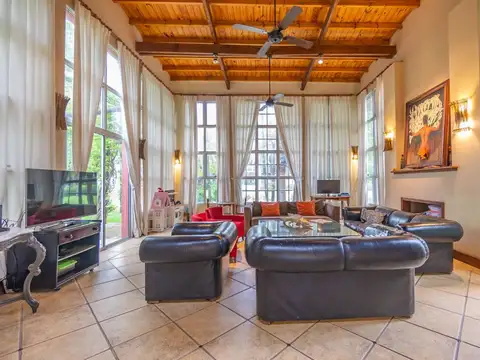 Casa 10 ambientes con 5 baños