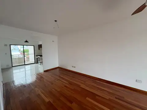 Departamento 4 ambientes con cochera -  Liniers.