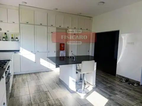 VENTA  Casa 4 ambtes c/piscina - AREA 12