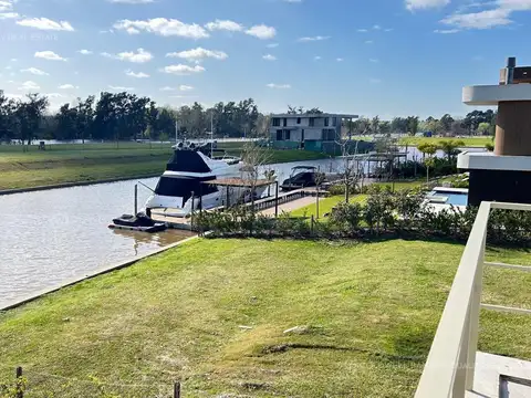 Casa premiun en venta a estrenar con amarra al rio Yacht Nordelta