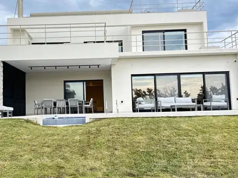 Casa 7 ambientes con 6 baños