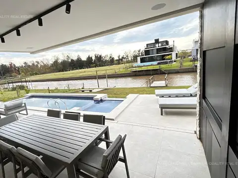 Casa en Venta con 3 cocheras