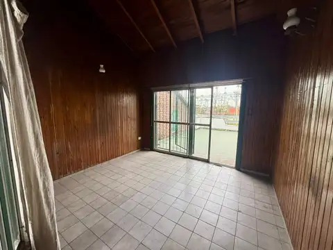PH de 3 Ambientes en Primer Piso con Dos Patios en Isidro Casanova
