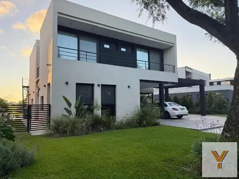 Casa 6 ambientes con 5 baños
