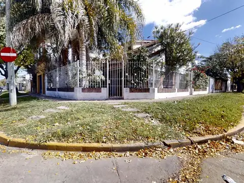 Casa en Venta de 4 Ambientes en Villa Adelina con Patio, Terraza y Cochera