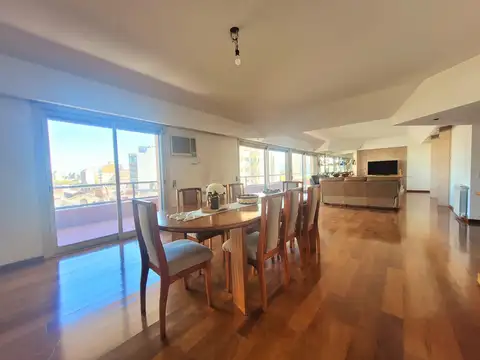 Venta Departamento Piso único de 7 amb sensación de casa   balcón