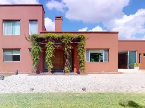 Casa en venta - 3 Dormitorios 4 Baños - Cochera - 3.650mts2 - La Plata